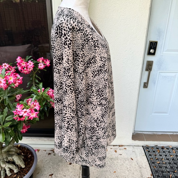 BELONGSCI. V-neckline, long  sleeves, Pullover.Tan/Black Animal Print. S… - Picture 2 of 9
